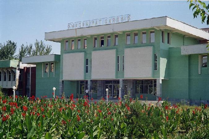 institut madaniyat saroyi